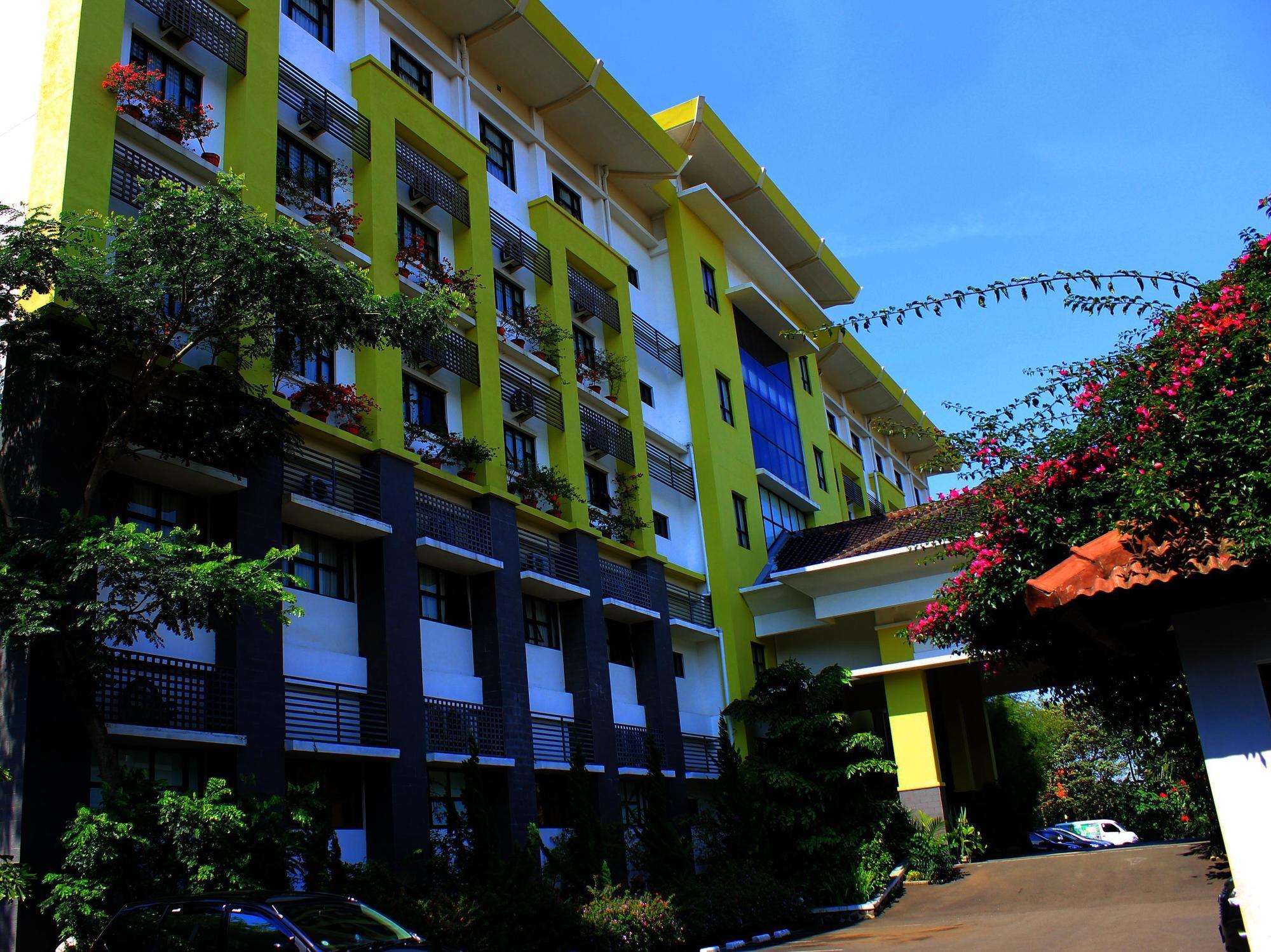 Capital O 1010 Isola Resort Bandung Dış mekan fotoğraf